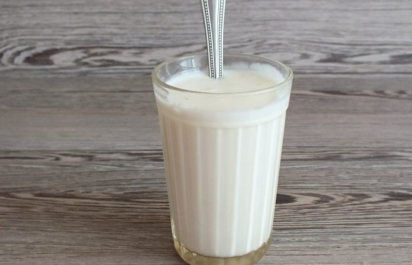 1. Этап. Кекс на кефире с малиной: В кефир добавьте соду. Перемешайте, оставьте на 3 минуты. Должна появиться пена.