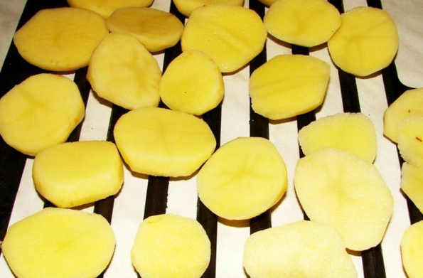 1. Этап. Молодая картошка, запеченная в духовке с салом: Картофель промываем и чистим щеточкой, чтобы снять тонкую кожуру. Разрезаем каждую картофелину пополам. Если картофель крупный, режьте его на несколько пластинок.