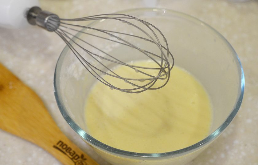 1. Этап. Канеле: 5. Взбивая, влейте яичную смесь в молочную. Тесто оставьте в холодильнике минимум 4 часа. Лучше сутки.