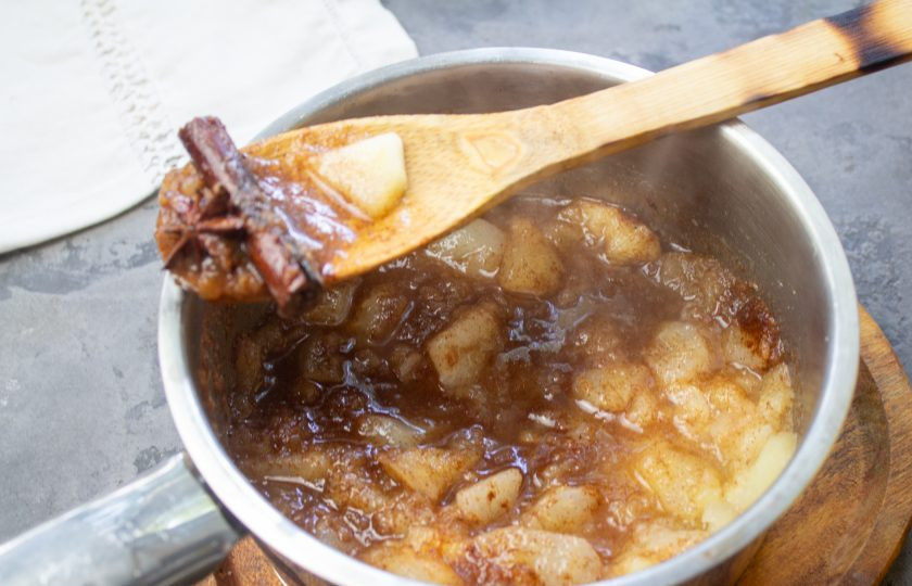 1. Этап. Пряное грушевое пюре: Достаньте палочку корицы и звездочку бадьяна.