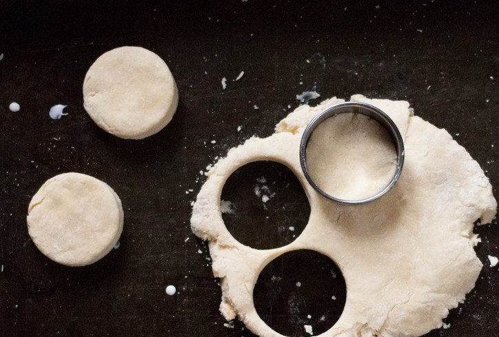 1. Этап. Булочки к завтраку: Раскатываем тесто в пласт толщиной 1,5 см. При помощи чашки вырезаем кружочки диаметром 5,5 см.