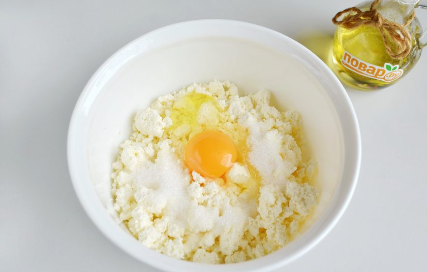 1. Этап. Сырники с тыквой: 2. Творог разомните вилочкой с солью, сахаром и яйцом.