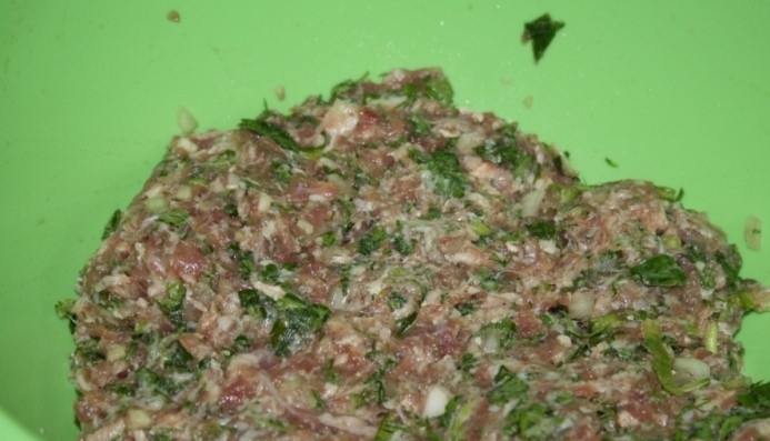 1. Этап. Манты из свинины: Хорошенько замешиваем.