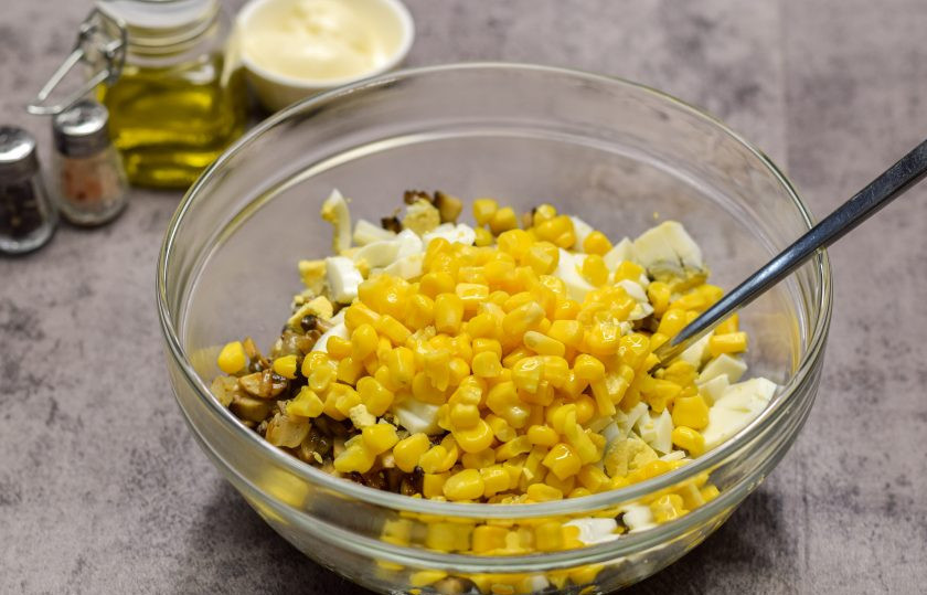 1. Этап. Салат Молдова: Добавьте в салат консервированную кукурузу.