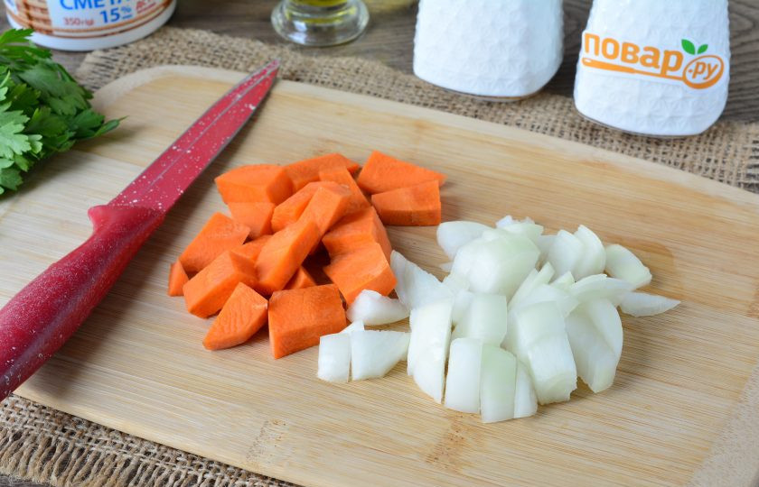 1. Этап. Суфле из свиной печени: Почистите овощи, нарежьте средними кусочками лук и морковку.