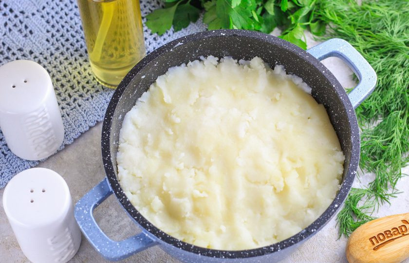 1. Этап. Мясо Дракона на Новый год: Картофель нарежьте небольшими ломтиками и выложите в казан, кастрюлю. Залейте горячей водой и всыпьте соль. Отварите примерно 20 минут до мягкости нарезки и слейте воду в чашку, миску. Прогрейте жирное молоко и добавьте в картофель. Помните прессом для отвраного картофеля в пюре. Если молоко не жирное, то дополнительно вмешайте в пюре сливочное масло. Можно и куриный желток — это по желанию.