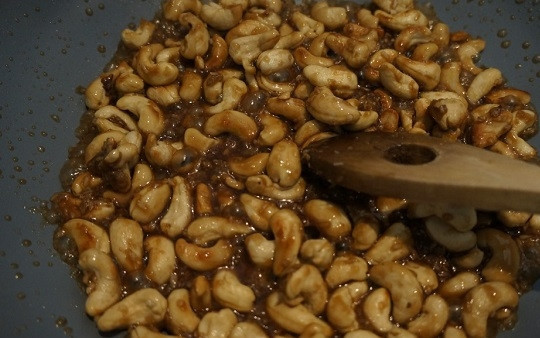 1. Этап. Кешью в карамели: 2. Аккуратно влейте воду, продолжая помешивать. Жарьте еще 2 минуты.