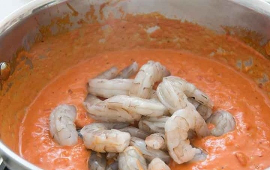 1. Этап. Креветки с макаронами: Когда соус закипел, через 5 минут добавьте креветки. Посолите и поперчите.