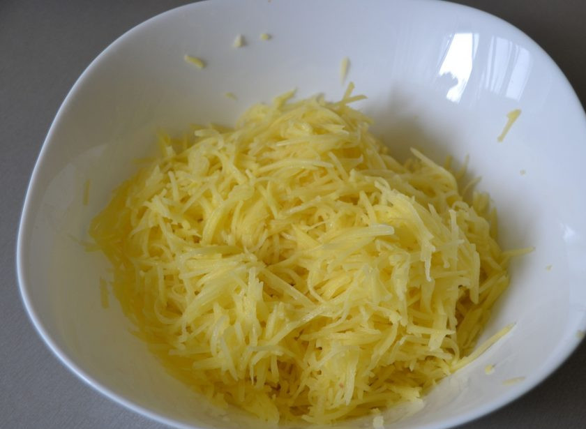 1. Этап. Хашбраун как в Макдональдсе: Очистите и натрите сырой картофель на крупной терке.