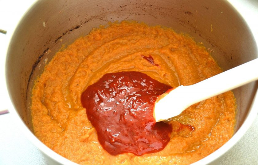 1. Этап. Телятина по-английски: Пробейте овощи погружным блендером, не забудьте убрать лавровый лист. Влейте бульон, добавьте острый соус, посолите, поперчите.