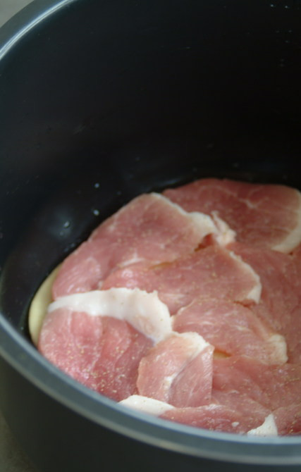 1. Этап. Аджапсандали в мультиварке: Затем - слой мяса.