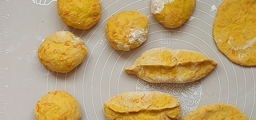 1. Этап. Морковные пироги с индейкой: Сформовать пироги: раскатать скалкой тесто, положить начинку (столовую ложку с горкой), защипать, подогнуть концы пирожка вверх и еще раз защипать. Так поступить со всеми девятью колобками.