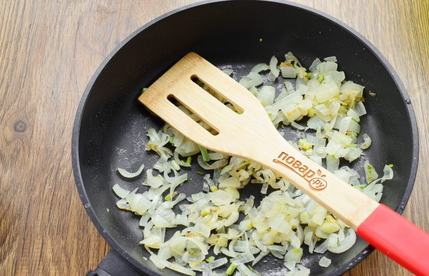 1. Этап. Салат Женская фантазия с курицей: Лук измельчите, пассеруйте на разогретом масле до золотистого цвета.