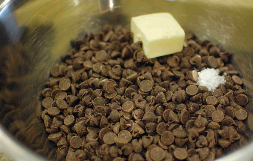 1. Этап. Домашний трюфель: 1. Шоколад смешайте со сливочным маслом и щепоткой соли.