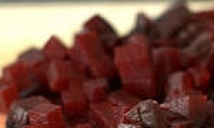 1. Этап. Холодник на кефире: Свеклу порезать кубиками.