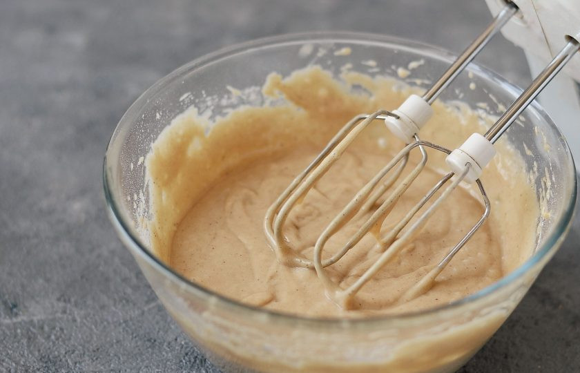 1. Этап. Морковный торт с грушей: Добавьте муку, перемешайте до однородной консистенции. Растворите соду в воде. Влейте получившийся раствор в миску и взбейте миксером на низкой скорости.