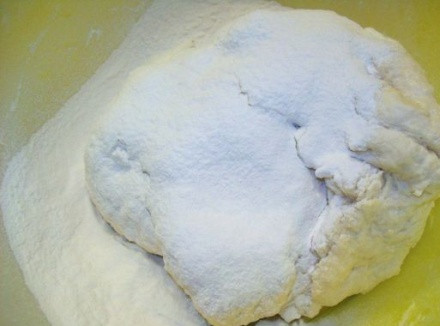 1. Этап. Тесто для самсы в духовке: 2. Само тесто сделать еще проще: муку просеем в миску и понемногу вливаем воду. Сразу же вымешаем тугое, н оэластичное тесто. Чтоб лучше лепилось, держим его в холодильнике перед выпечкой хотя бы полчаса.