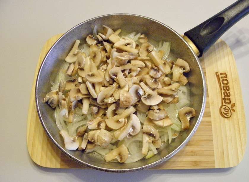 1. Этап. Салат Золотой петушок: Куриное филе бросьте в кипящую соленую воду и варите до готовности, не менее 30-35 минут. Лук тонко порежьте полукольцами и обжарьте с грибами на растительном масле со щепоткой соли до готовности. Периодически помешивайте.