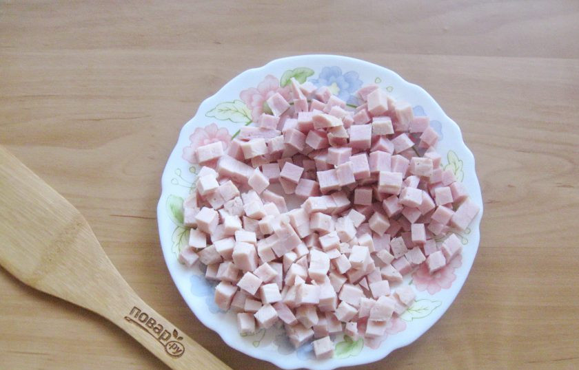 1. Этап. Солянка Советская: Также нарежьте ветчину и свиной окорок.