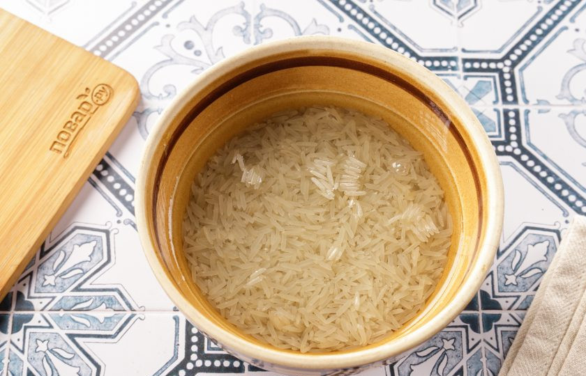 1. Этап. Ароматный рис: Рис промойте до состояния чистой воды.