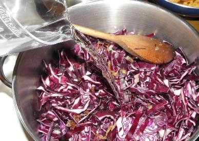 1. Этап. Тушеная красная капуста по-чешски: Выкладываем капусту к луку, доливаем примерно стакан воды. Накрываем крышкой и тушим до полуготовности капусты.