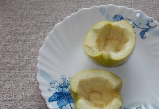 1. Этап. Фаршированные яблоки с сыром: Яблоко разрезать пополам, аккуратно убрать середину с семенами.