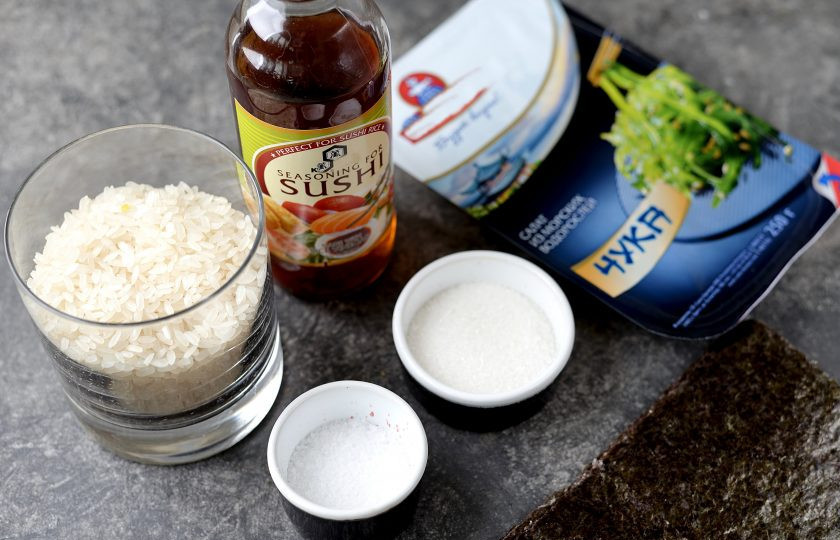 1. Этап. Роллы с чукой: Подготовьте все необходимые ингредиенты.