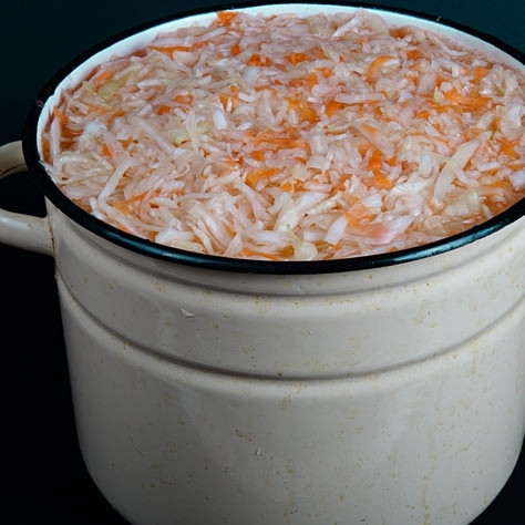 1. Этап. Квашеная капуста: Получается целая кастрюля капусты.