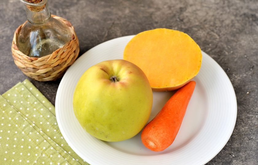 1. Этап. Салат из тыквы для похудения: Подготовьте все необходимые ингредиенты. Тыква для салата подходит мускатных сортов, она сладкая и ее можно есть в сыром виде.