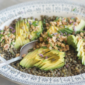 Салат с авокадо и чечевицей