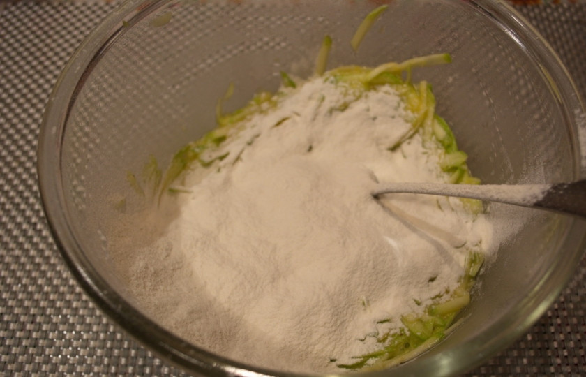 1. Этап. Оладушки из кабачка: Добавьте муку и вымешайте тесто на оладьи.