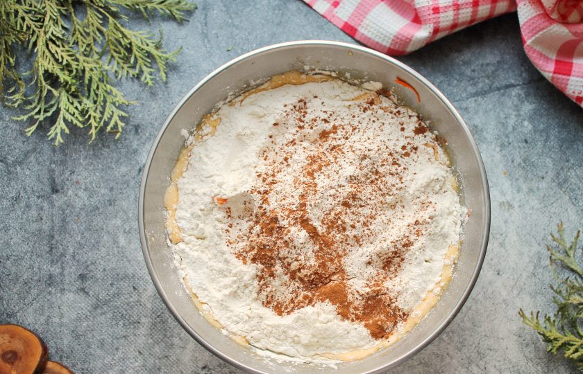 1. Этап. Морковный торт с апельсиновым курдом: В морковное тесто просейте пшеничную муку, смешанную с разрыхлителем, добавьте корицу.