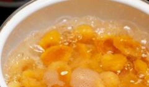 1. Этап. Абрикосовый соус: Ставим кастрюлю с этой же водой на огонь, доводим до кипения и варим 15-25 минут на среднем огне. Курага должна размякнуть.