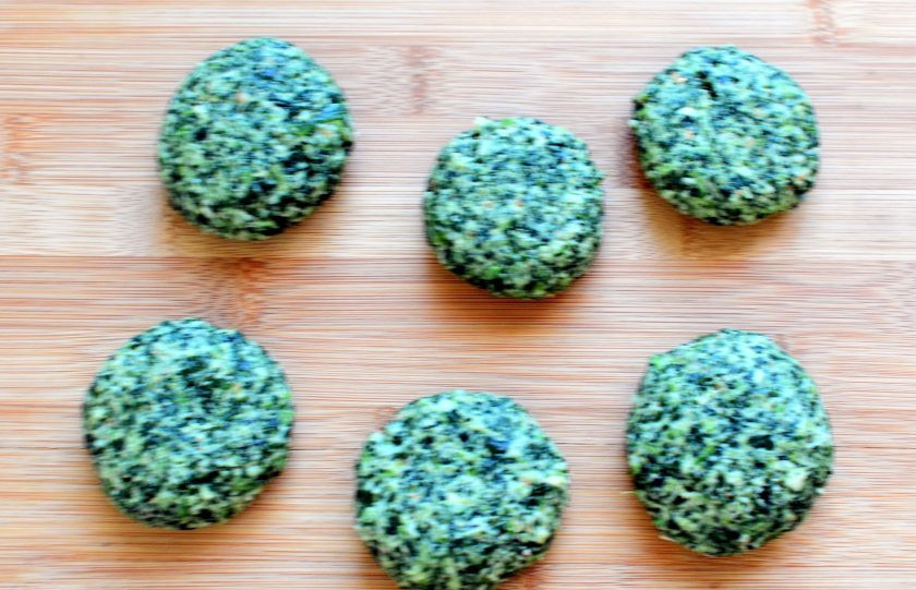 1. Этап. Постные котлеты из шпината и креветок: Влажными руками сформируйте небольшие круглые котлетки – так их будет легче переворачивать.