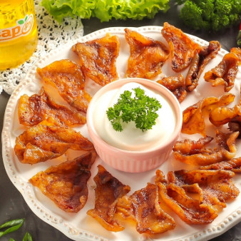 Чипсы из куриной кожи в духовке