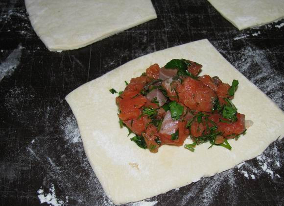 1. Этап. Пирожки с красной рыбой: 4. Выложить в серединку начинку.