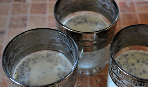 1. Этап. Чиа пудинг с ягодами: Разлить массу по бокалам на 2/3 и оставить для загущения в холодильнике. Понадобится минимум 4 часа.