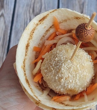 1. Этап. Фрикадельки с овощами и сыром: Добавить капусту с морковью и фрикадкельку побольше на шпажке.