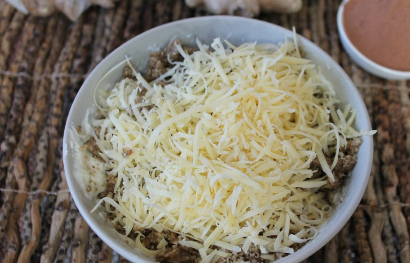 1. Этап. Сырные конфеты: Сыр трем на мелкую терку и добавляем к остальным ингредиентам.