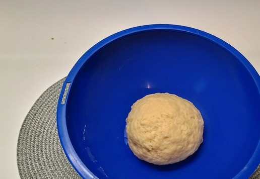 1. Этап. Булочки Клубочек с творожным сыром: Замесить тесто.