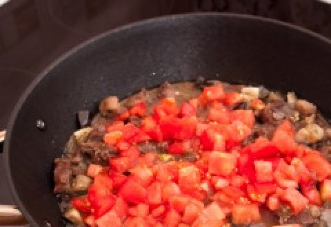 1. Этап. Баклажаны по-дагестански: Наконец, добавляем помидоры, соль и перец по вкусу. Тушим до готовности, примерно 25 минут.