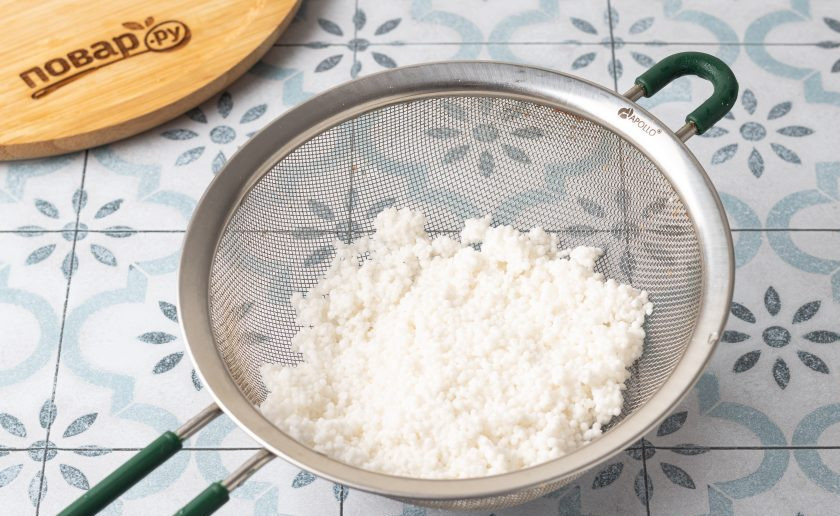 1. Этап. Десерт из тапиоки: Зерна тапиоки промойте несколько раз в прохладной воде, пока вода не станет прозрачной. Откиньте на сито и дайте стечь лишней жидкости.