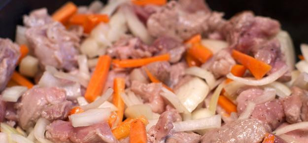 1. Этап. Тушеная свинина с овощами на сковороде: В глубокой сковороде обжариваем на растительном масле свинину с овощами, посолив и поперчив. Жарить до золотистой корочки на свинине.