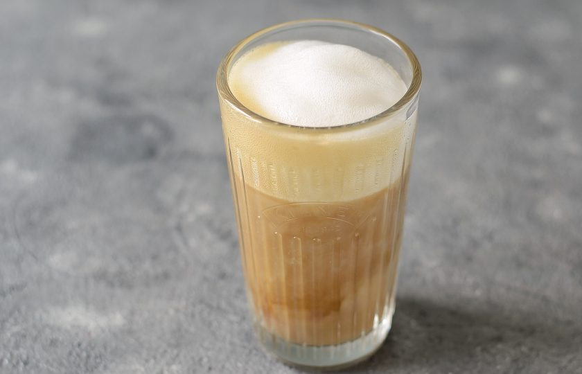 1. Этап. Миндальный капучино: Влейте тонкой струйкой миндальное молоко.