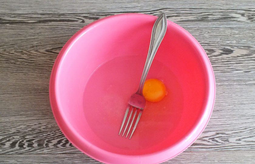 1. Этап. Пельмени из судака: Сделайте тесто. В чаше смешайте воду, яйцо и соль. Перемешайте вилкой.