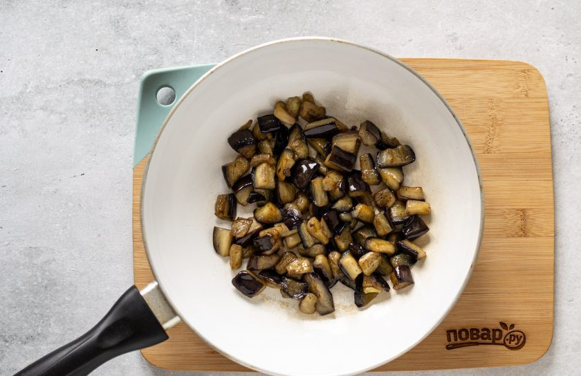 1. Этап. Баклажаны с арахисом: Баклажаны отожмите от выделившейся жидкости. Затем обжарьте в сковороде до золотистого цвета.