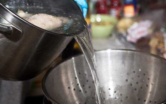 1. Этап. Вкусный рассольник: Потом бульон процедите, а курицу разберите на филейные кусочки.