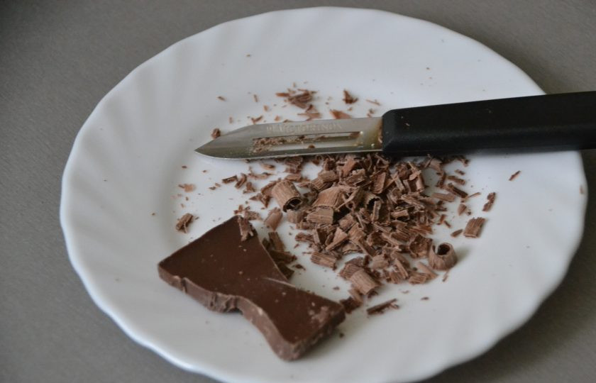 1. Этап. Кофе Бичерин: Прежде чем растопить шоколад, приготовьте немного шоколадной стружки для посыпки.