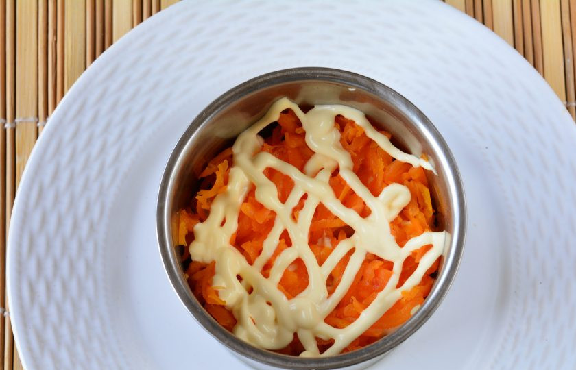 1. Этап. Селедка под шубой по ГОСТу: Натрите на терке отварную морковь и выложите поверх картошки. Полейте морковный слой майонезом.