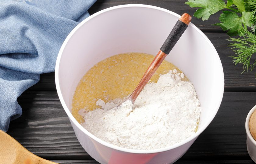 1. Этап. Беляши из дрожжевого теста в духовке: Перемешайте и влейте лимонный сок, с ним готовая выпечка дольше остается мягкой и не черствеет. Но этот ингредиент необязателен, его можно исключить. Следом частями добавьте муку.